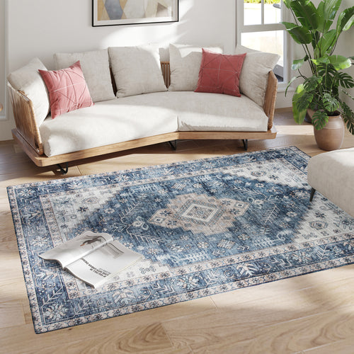 Alfombra vintage azul con motivo delicado en un salón