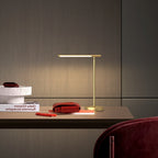 Articulé task lamp on a work desk