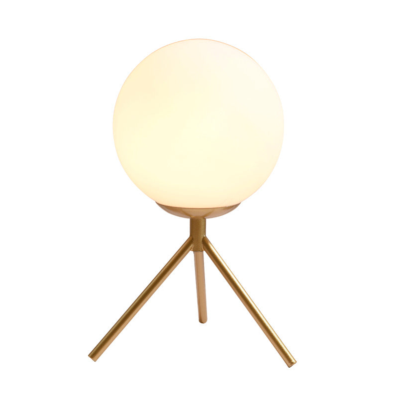 Filaire table lamp detail of gold iron structure