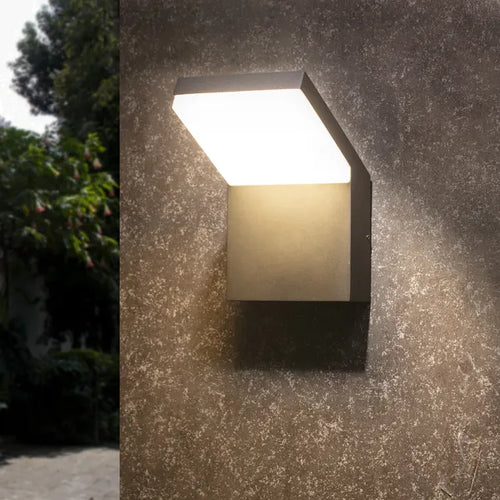 Aplique de exterior Porto en aluminio gris instalado en una fachada