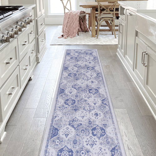 Alfombra de pasillo MAVAL azul lavable en un corredor