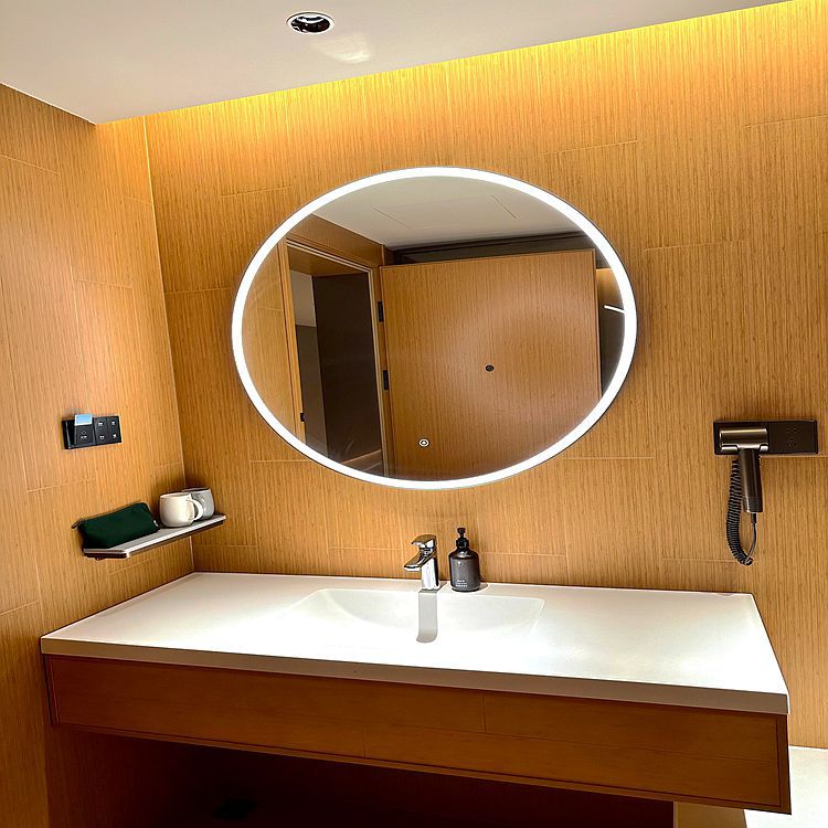 Miroir Intelligent smart touch mirror in a bathroom