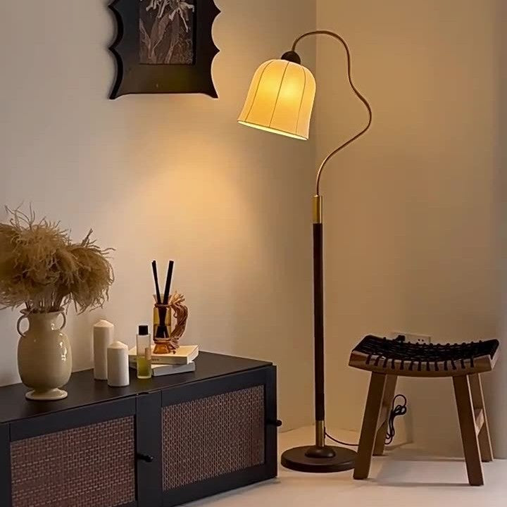 Héritage floor lamp detail of turned wood body