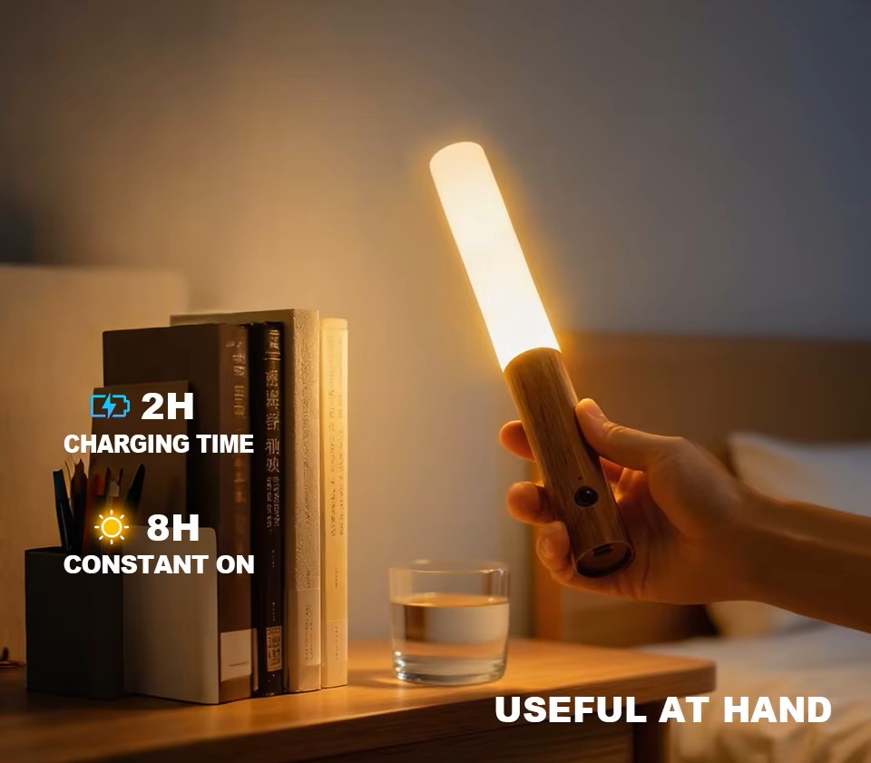 Aplique LED extraíble sostenido en la mano como luz portátil junto a una mesilla de noche