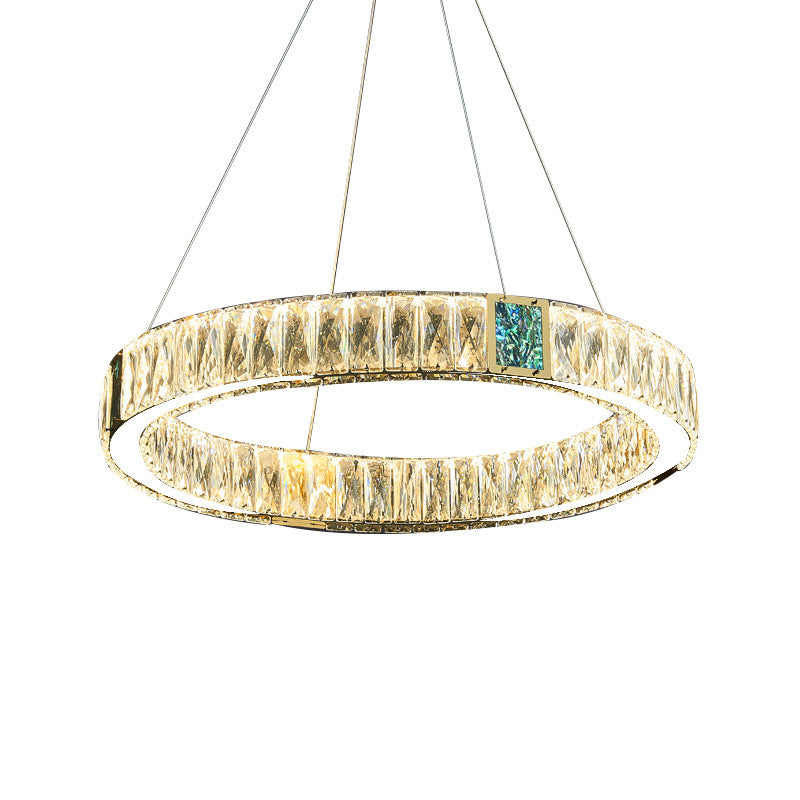 Lámpara de anillos de cristal encendida en un comedor