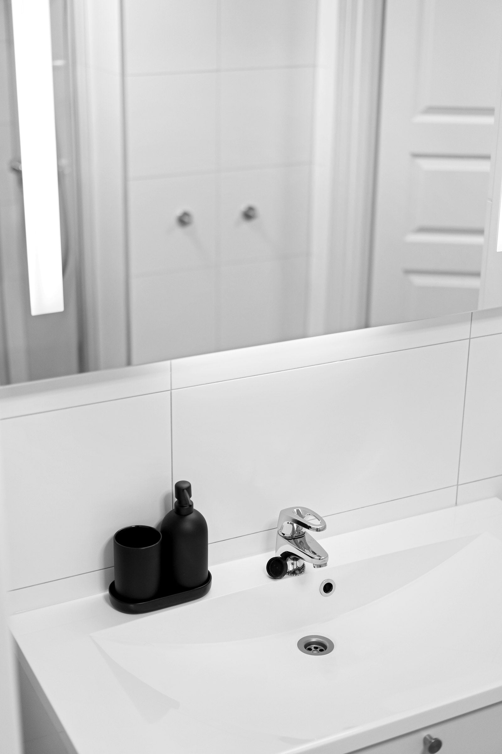 Vanto Bathroom Vanity Bar Light above a bathroom vanity